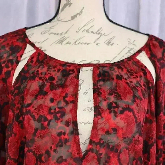 Lane Bryant Size 14 Red/black cut out front/back/sleeves pullover. Scoop Neck - Picture 4 of 12